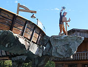 Wildwasserbahn Meyer-Steiger auf dem Oktoberfest 2019 in der Schaustellerstrasse (©Foto:Martin Schmitz)